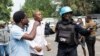 "Malheureusement, une balle perdue a atteint un chauffeur qui est décédé", a déclaré le porte-parole de la police à Beni.