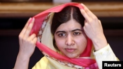 Malala Yousafzai yatsindiye agashimwe ka Nobel ariko arafunga igitambara mu mutwe yitegurira gutanga ikiganiro n'abamenyeshamakuru i Islamabad, muri Pakistani, itariki 30/03/2018. 