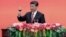 中国国家主席习近平在北京庆祝日本投降70周年的招待会上祝酒。