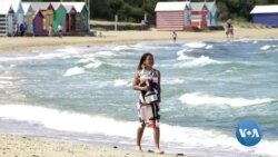 Naomi Osaka pose avec la coupe de l'Open d'Australie