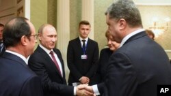 Presiden Rusia Vladimir Putin berjabat tangan dengan Presiden Ukraina, Petro Poroshenko di Minsk, Belarus (foto: dok).