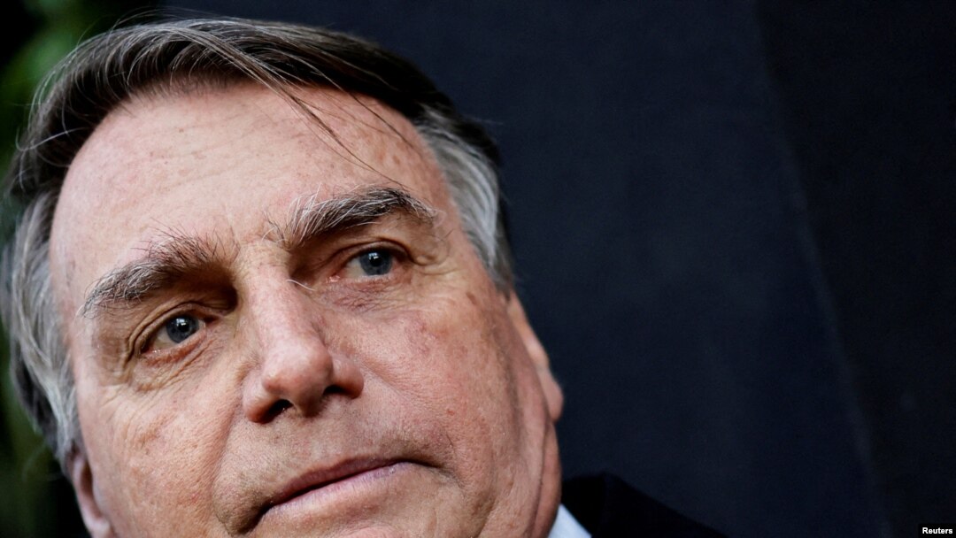 ARCHIVO - El expresidente brasileño Jair Bolsonaro observa antes de una sesión en la Asamblea Legislativa de Goiás para recibir el título de ciudadano de Goiás, en Goiania, Brasil, el 18 de agosto de 2023.
