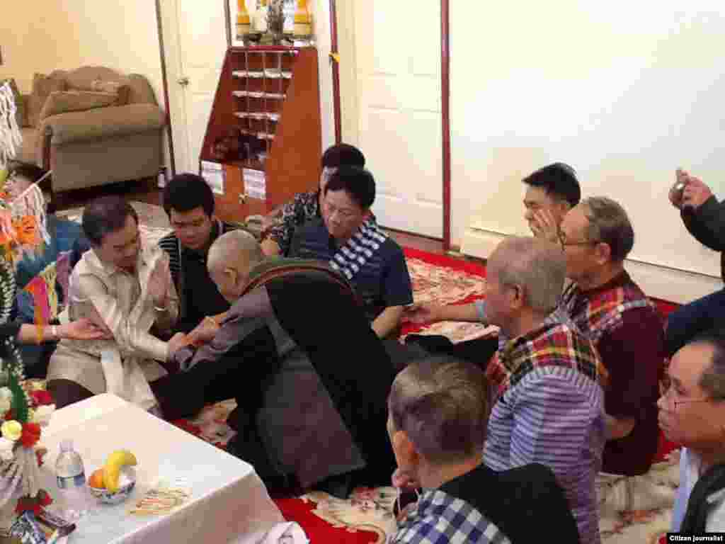 ຊາວລາວເມືອງແອງກໍຫຣີຈ ຜູກແຂນໃຫ້ພະນະທ່ານທູດ ແສງ ສຸຂະທິວົງ ແລະຄອບຄົວ. 