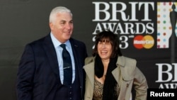 Mitch dan Janis Winehouse, kedua orang tua mendiang penyanyi Amy Winehouse, saat menghadiri BRIT Awards di O2 Arena, London 20 Februari 2013. (Foto: dok).