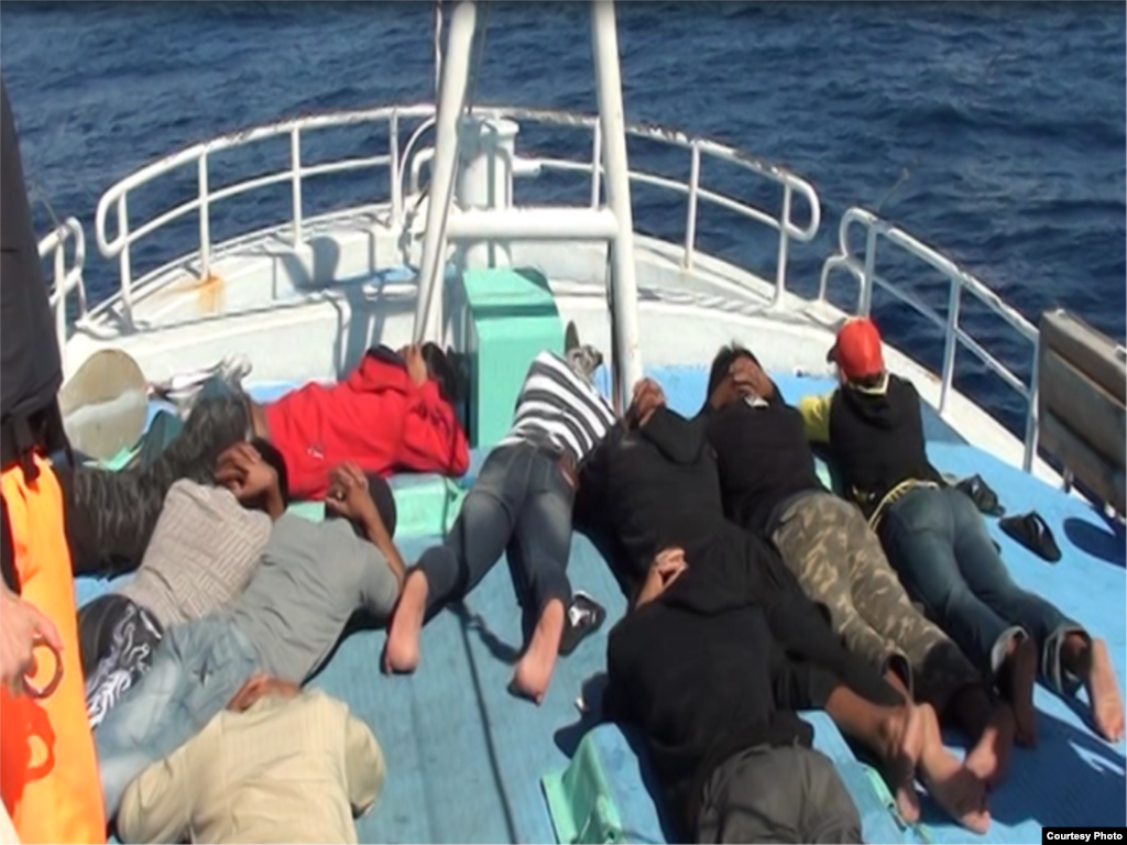 制伏（照片由台湾行政院海岸巡防署提供） 