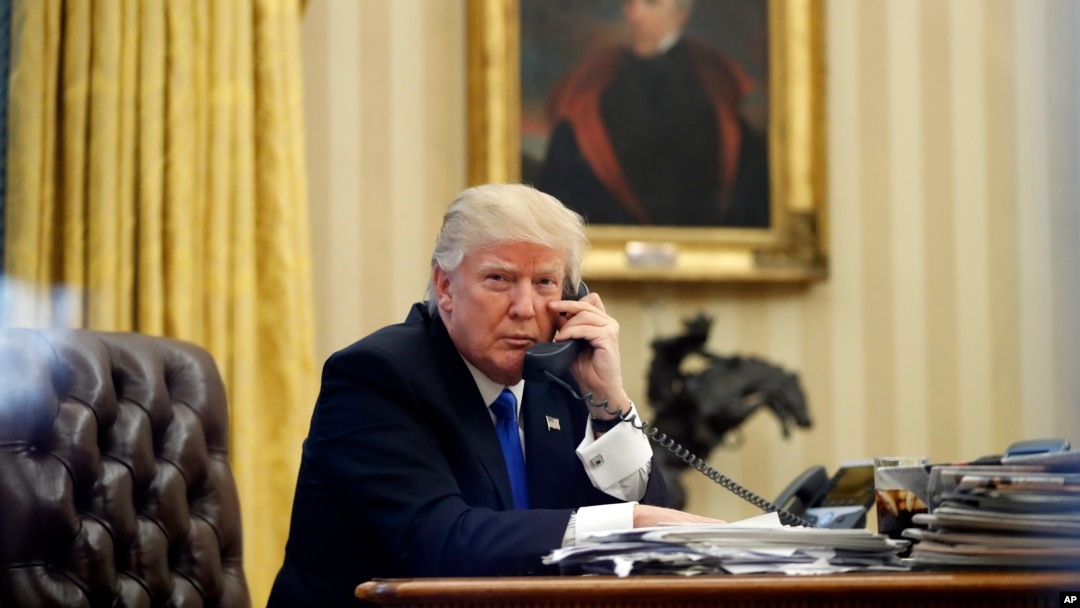 Presiden AS Donald Trump melakukan pembicaraan lewat telepon di Gedung Putih (foto: ilustrasi).