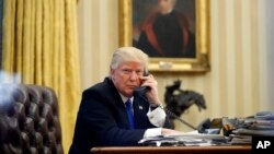 Presiden AS Donald Trump melakukan pembicaraan lewat telepon di Gedung Putih (foto: ilustrasi).