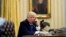 Presiden AS Donald Trump melakukan pembicaraan lewat telepon di Gedung Putih (foto: ilustrasi).