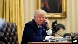 Presiden AS Donald Trump berbicara melalui telepon dengan PM Australia Malcolm Turnbull di Gedung Putih, 28 Januari lalu (foto: dok).