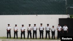 Guatemalan police officers stand outside the International Commission Against Impunity in Guatemala (CICIG) headquarters in Guatemala City, Guatemala, Aug, 28, 2017.