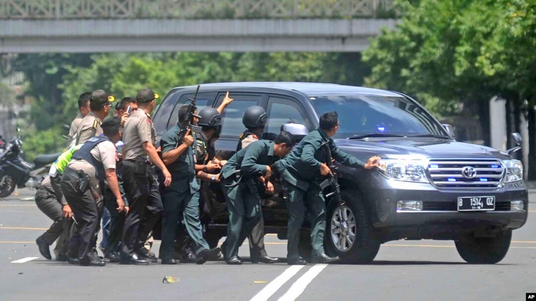 Polisi berlindung di balik sebuah kendaraan saat baku tembak dengan pelaku serangan teror di kawasan Sarinah-Thamrin Jakarta, 14 Januari lalu (foto: dok).
