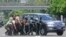 Polisi berlindung di balik kendaraan saat terjadi baku tembak dekat lokasi ledakan di Jakarta (14/1). 