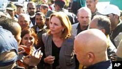 On the Tunisian border, WFP Executive Director Josette Sheeran talks to people who have fled civil unrest in Libya