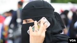 Une femme avec son smartphone à Jeddah, en Arabie saoudite, le 28 janvier 2016. (H. Murdock/VOA)