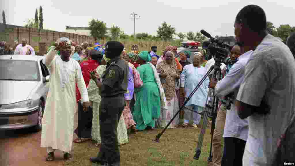  Magoya bayan shugaban Majalidar Dattijai Bukola Saraki suna hayaniya a gaban a Kotun Tabbatar da Da'ar Ma'aikata dake Abuja, Satumba 21, 2015. 