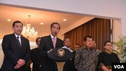 Presiden Joko Widodo menyampaikan hasil KTT ASEAN-AS di bandara Halim Perdanakusuma, Jakarta, 19 Februari 2016.(Foto: biropers/kepres)