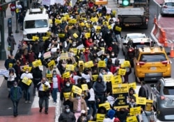 지난 15일 미국 뉴욕시 요식업 종사자들이 신종 코로나바이러스 감염 확산에 따른 영업 제한 조치에 항의하는 시위를 했다.