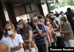 Argentinos hacen fila para vacunarse contra COVID-19, marzo 2021.