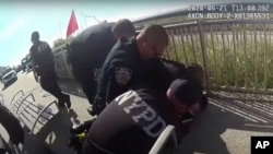 Des agents de police de New York arrêtent un homme sur une promenade à New York, le 21 juin 202