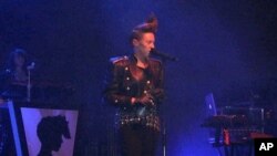 La Roux lead singer Elenore Jackson in concert