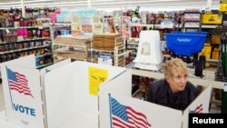 Lynda Klosterman de Dubuque, Iowa, vota en una tienda de repuestos automotrices, durante las elecciones de medio término, el 6 de noviembre de 2018.