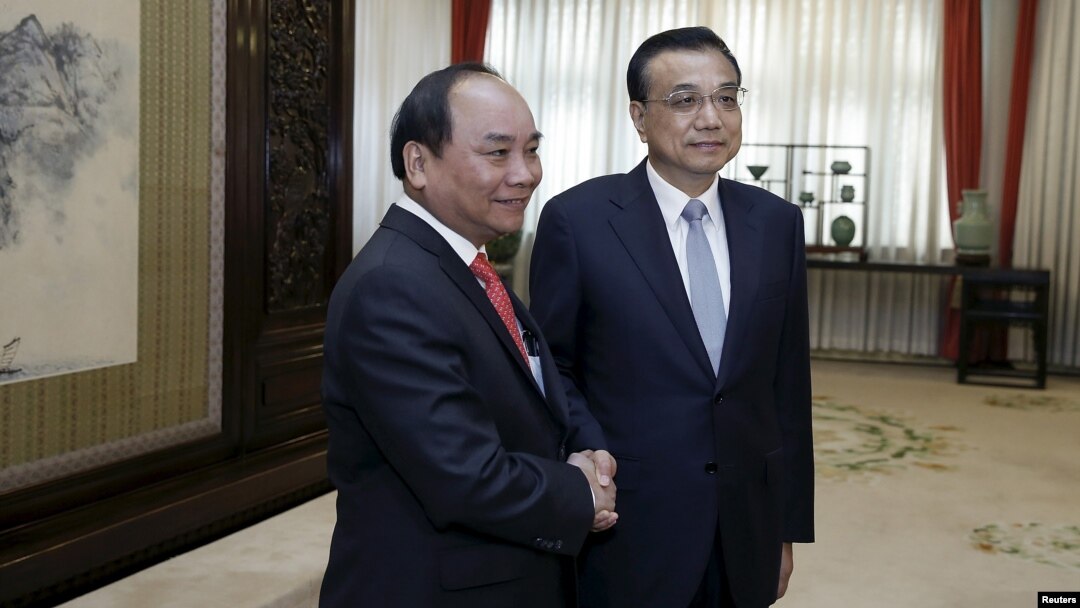 Ông Nguyễn Xuân Phúc gặp Thủ tướng Trung Quốc Lý Khắc Cường trong chuyến thăm Bắc Kinh cuối năm 2015 trên cương vị Phó Thủ tướng Việt Nam.