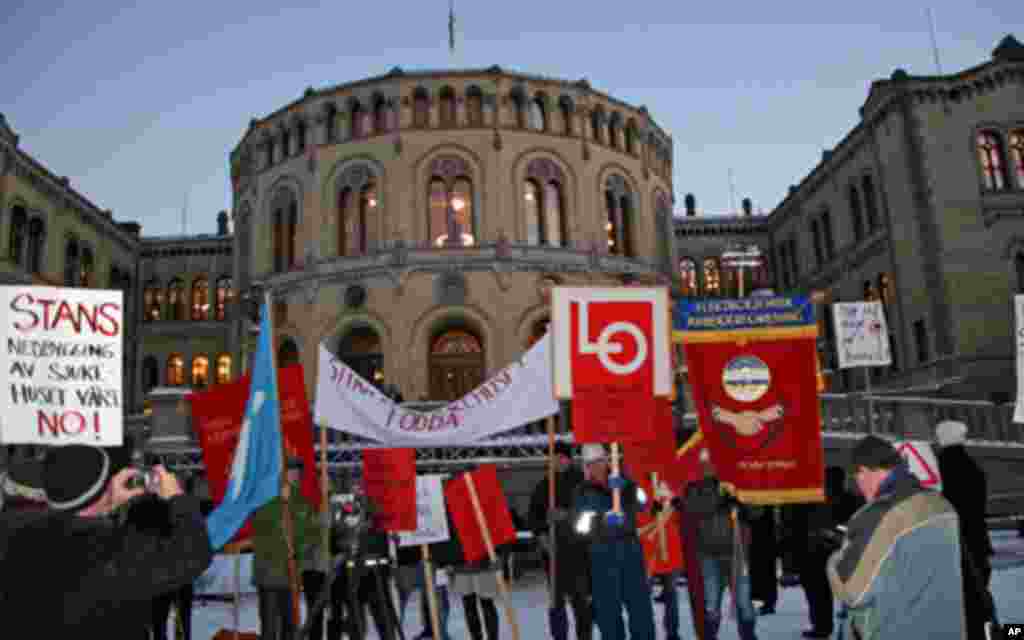 日落时分示威者和平聚集在议会前，抗议关闭当地医院的计划。