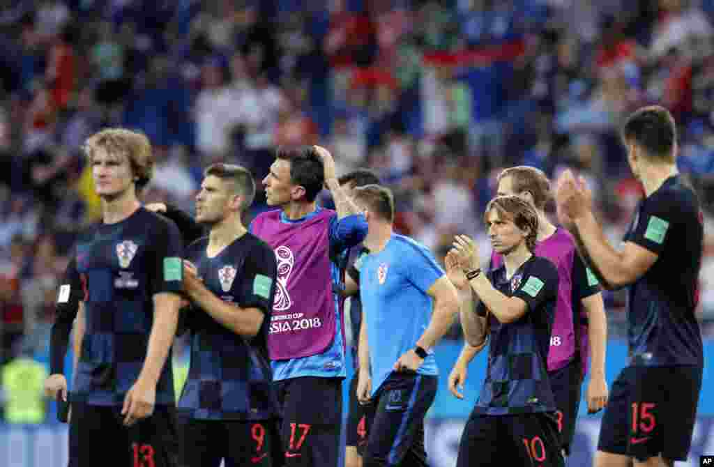 Wachezaji wa Croatia wakisalimiana na washabiki wa timu hiyo baada ya kumalizika mechi ya kundi D kati ya Iceland na Croatia.