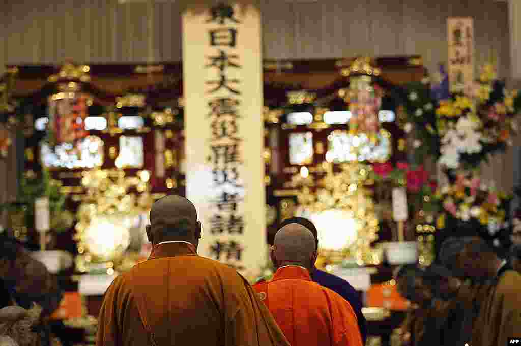 Монахи на церемонии памяти жертв цунами. Префектура Фукусима. 28 апреля 2011 г. 
