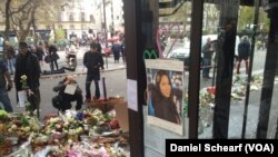 Memorial untuk mahasiswi California State University Nohemi Gonzalez, 23, yang tewas bersama korban lainnya di depan Cafe Bonne Biere di Paris. 