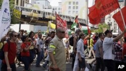 Warga bergerak menuju Michigan Avenue untuk bergabung dengan ribuan pengunjuk rasa saat penyelenggaraan KTT NATO di Chicago, MInggu (20/5).