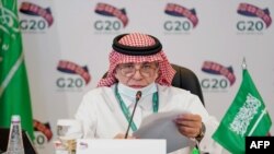 El reino de Arabia Saudita prepara la reunión del G20 para noviembre próximo, mientras las acusaciones de falta de libertades y los bajos precios del petróleo asoman a la vida cotidiana afectando la imagen del país.