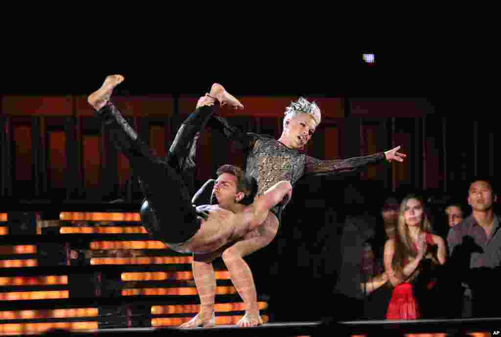 Aksi panggung Pink dengan penari latarnya saat membawakan lagu &quot;Try&quot; pada Grammy Awards ke-56 (26/1) di Staples Center, Los Angeles. (AP/Matt Sayles)