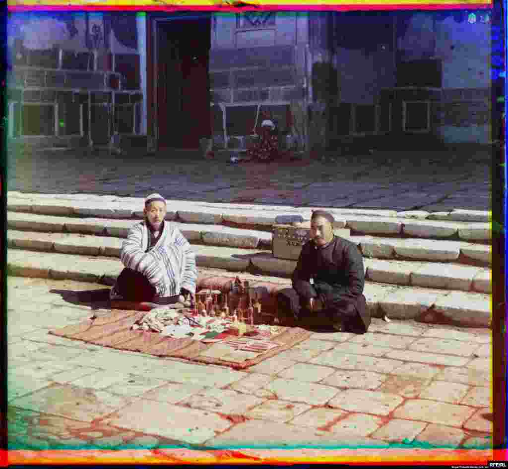 Tibbiy anjomlar sotayotgan sotuvchilar. Samarqand. 