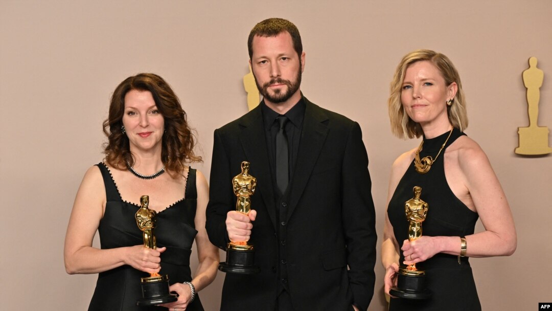 Nhà làm phim người Ukraine Mstyslav Chernov (giữa) tại Lễ trao giải Oscar lần thứ 96 ở Nhà hát Dolby ở Hollywood, California, Hoa Kỳ vào ngày 10/3/2024.