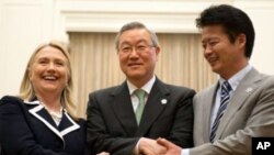 U.S. Secretary of State Hillary Rodham Clinton, left, South Korean Foreign Minister Kim Sung-hwan, center, and Japanese Foreign Minister Koichiro Gemba shake hands before their trilateral meeting during the ASEAN Regional forum in Phnom Penh, Cambodia, Ju