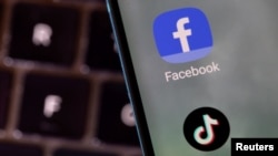 একটি স্মার্টফোনের স্ক্রিনে ফেসবুক ও টিকটক অ্যাপের ছবি দেখা যাচ্ছে (ফাইল ছবি, ২৭ ফেব্রুয়ারি, ২০২২)