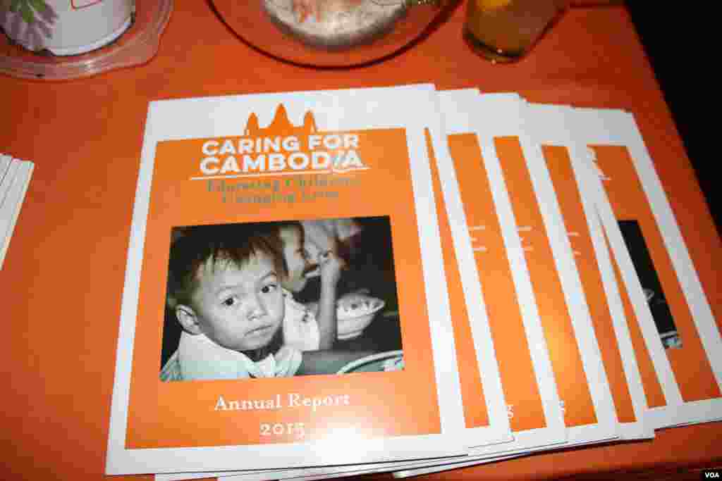 Annual reports of Caring for Cambodia are displayed at a Washington, DC fundraiser and silent auction organized by the non-profit to help support 21 impoverished schools in Cambodia&#39;s Siem Reap province, May 4, 2017. (VOA Khmer)