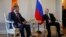 俄罗斯总统普京(右)在圣彼得堡会晤吉尔吉斯斯坦总统阿坦巴耶夫