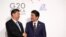 日本首相安倍晉三與中國國家主席習近平在日本大阪出席G20峰會時握手。（2019年6月28日）