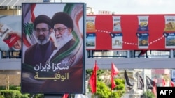پوستر خامنه‌ای و پسرش در کنار تبلیغات شرکت مواد غذایی ریماس در نزدیکی فرودگاه بین‌المللی رفیق حریری بیروت - جمعه ۵ تیر ۱۴۰۵