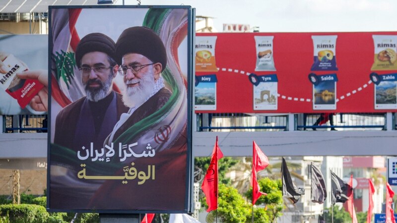 انتقادهای گسترده از نصب پوسترهای خامنه‌ای در نزدیکی فرودگاه بیروت؛ حزب‌الله: کار ما نبود