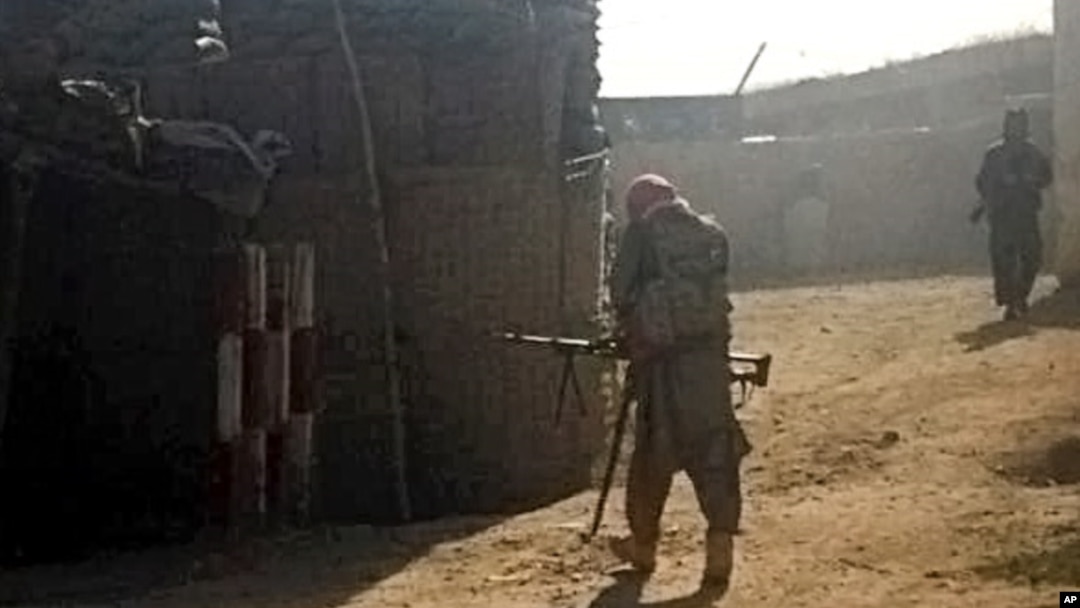 Militan Taliban mengambil posisi setelah merebut sebuah kantor polisi di kota Kunduz, Afghanistan, Senin (28/9).