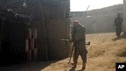 Militan Taliban mengambil posisi setelah merebut sebuah kantor polisi di kota Kunduz, Afghanistan, Senin (28/9).