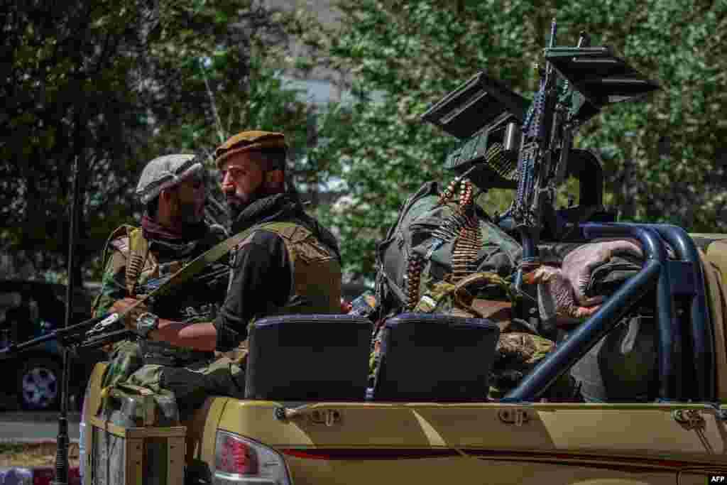 Soldados de las fuerzas de seguridad afganas viajan en un veh&#237;culo armado a lo largo de una carretera en la provincia de Panjshir en Afganist&#225;n el 15 de agosto de 2021.