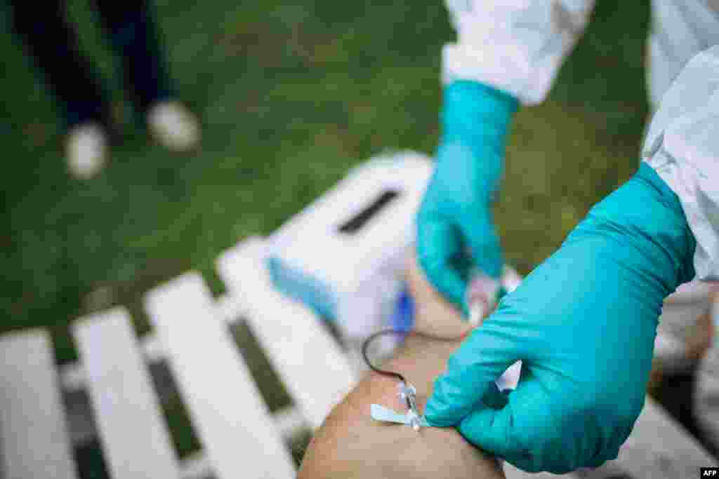 افریقی ملک کانگو میں وزارت صحت کے حکام نے کرونا وائرس ٹیسٹ کے لیے خون کے نمونے بھی جمع کیے۔