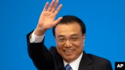 2019年3月15日，在北京人民大會堂，全國人民代表大會閉幕後，時任國務院總理李克強在記者會上揮手致意。(美聯社)