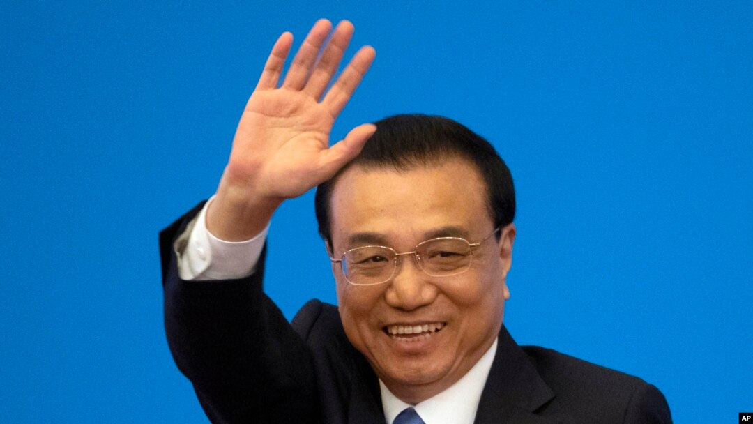 Mantan Perdana Menteri China Li Keqiang melambaikan tangan seusai menghadiri konferensi pers di Beijing, China, pada 15 Maret 2019. (Foto: AP/Ng Han Guan)