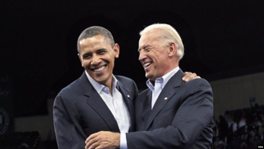 Presiden Amerika Barack Obama dan Wakil Presiden Joe Biden kampanye di Cleveland, Ohio hari Minggu.