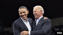 Presiden Amerika Barack Obama dan Wakil Presiden Joe Biden kampanye di Cleveland, Ohio hari Minggu.